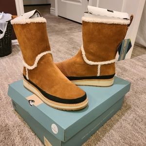 Toms McKenna style women's size 8 boots.